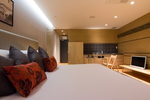 Studio | Két bảo mật tại phòng, bàn, bàn ủi/dụng cụ ủi quần áo 