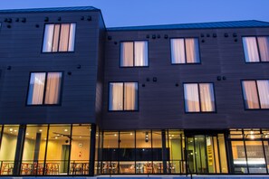 숙박 시설 정면 - 저녁/밤