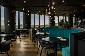 Se sirven cenas, con vista al jardín