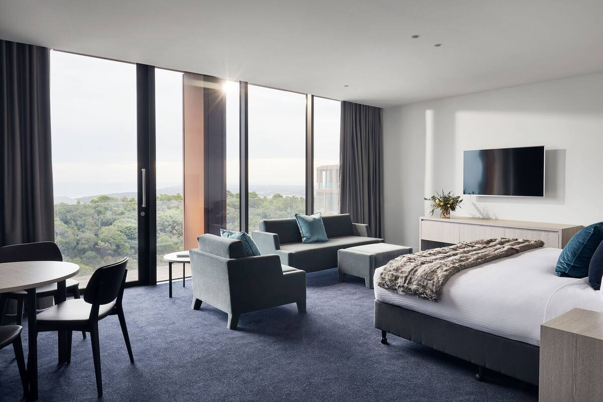 Habitación Deluxe, tina, vista al océano | Escritorio, espacio para trabajar con laptop y cortinas blackout 
