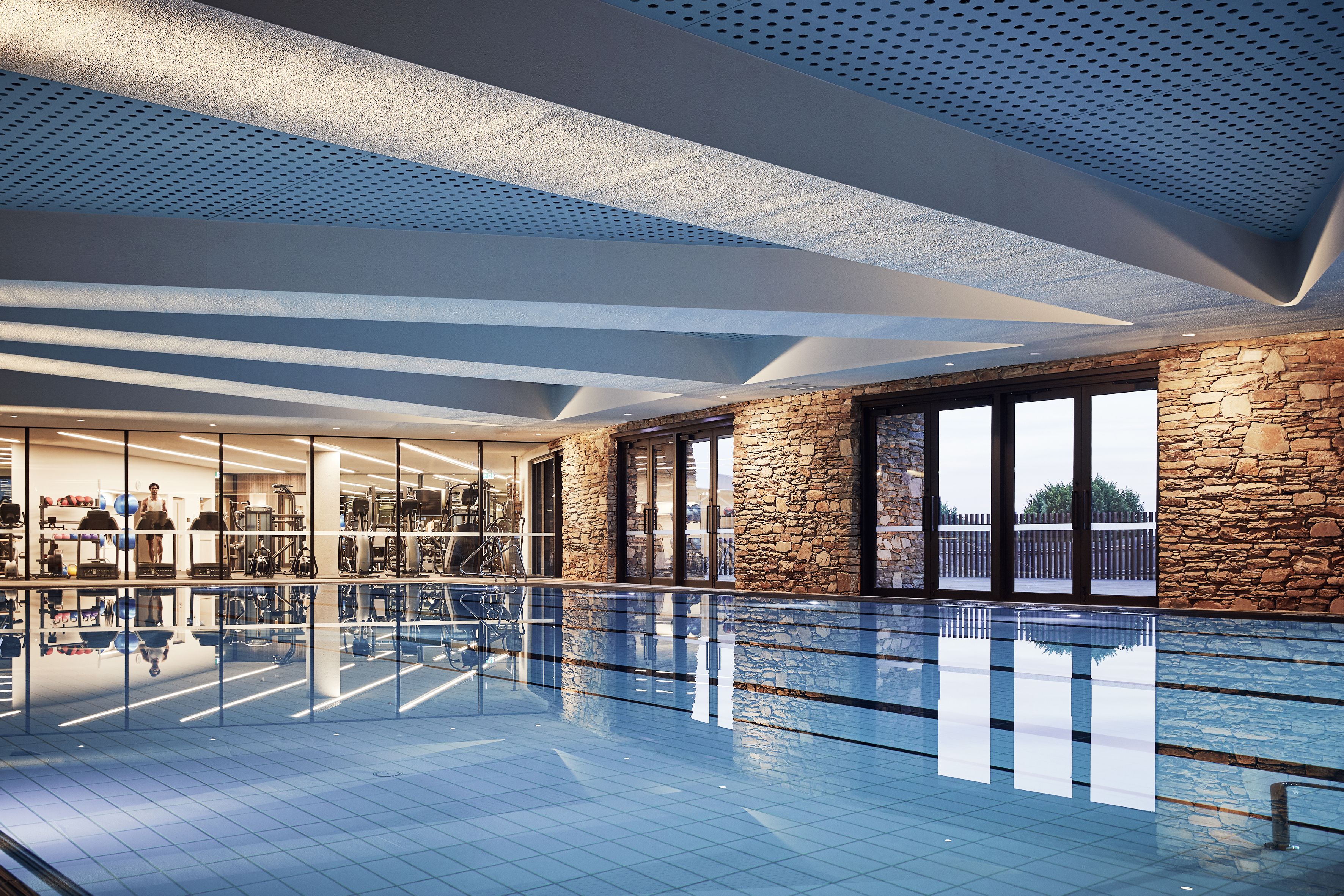 Innenpool, Außenpool, Sonnenschirme