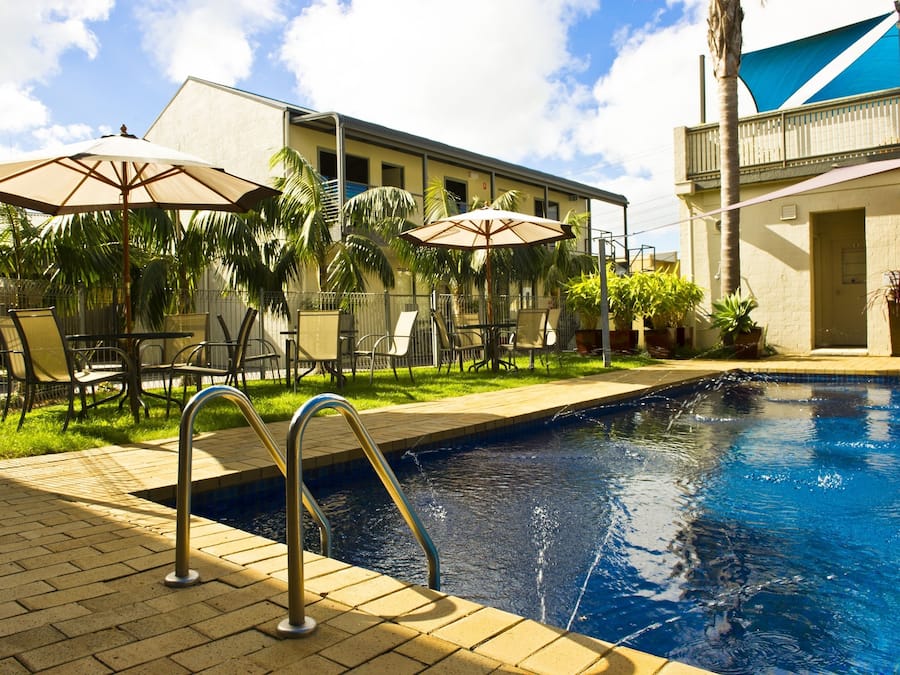 Una piscina al aire libre