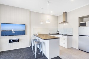 Geladeira grande, micro-ondas, cooktop, cafeteira/chaleira