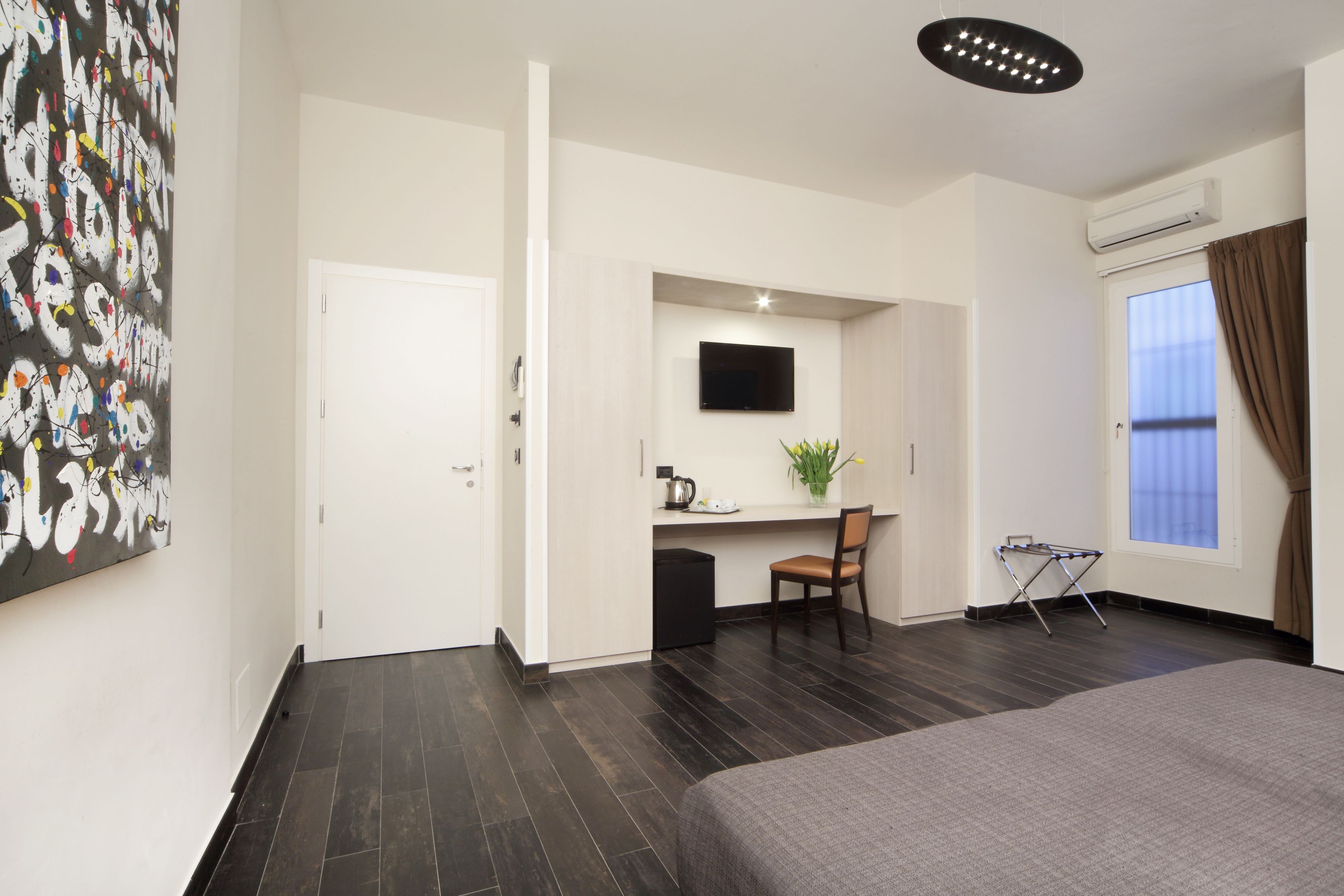 Junior Suite | Living area | 32-inch flat-screen TV with digital channels, TV