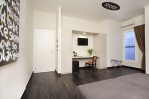 Suite junior | Área de sala de estar | Televisión de pantalla plana de 32 pulgadas con canales digitales