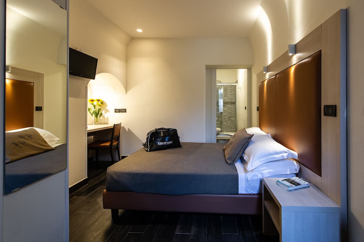 Kamar Double Basic | 1 kamar tidur, seprai premium, selimut bulu angsa, dan minibar