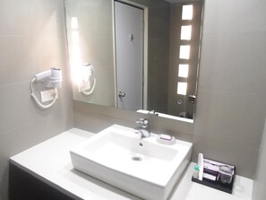 Shower, rainfall showerhead, free toiletries, hair dryer - Minerva Grand Kondapur (Hyderabad)