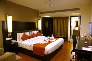 Free minibar items, in-room safe, desk, blackout drapes - Minerva Grand Kondapur (Hyderabad)