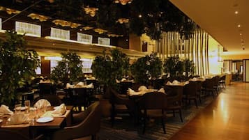供应早餐、午餐和晚餐,国际美食