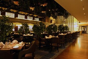 早餐，供應午餐和晚餐