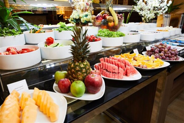 Free daily buffet breakfast