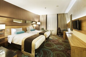 Minibar, caja de seguridad en la habitación y escritorio