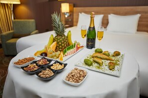 Junior Suite | Minibar, in-room safe, desk, soundproofing