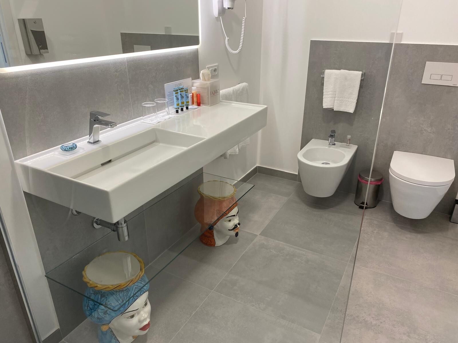 shower, rainfall showerhead, free toiletries, hair dryer