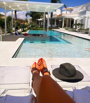 Outdoor pool, sun loungers - Doric Eco Boutique Resort & Spa - Sicily (Agrigento)