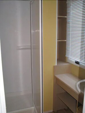 Apartamento, 2 habitaciones | Baño | Ducha y toallas