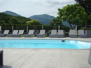 Outdoor pool, pool umbrellas, sun loungers - Hôtel Le Mas d'Estello (Tallard)
