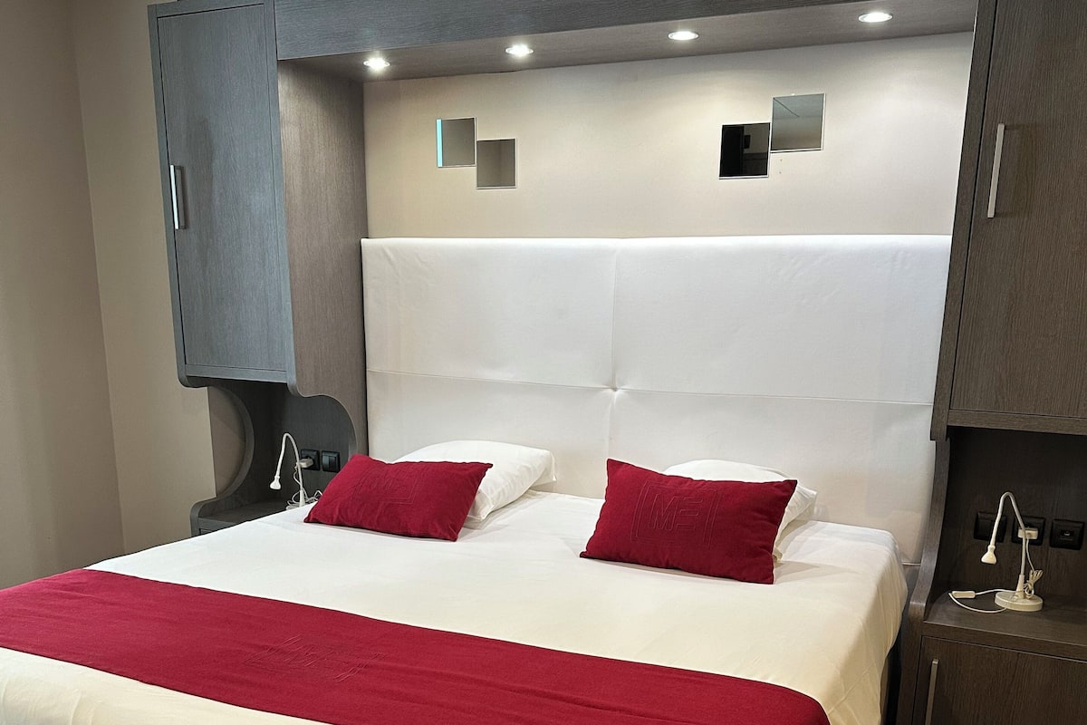 Double Room | Minibar, in-room safe, desk, cribs (free)