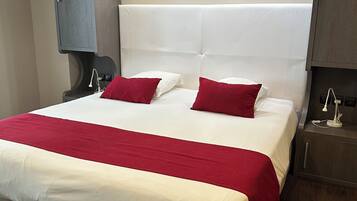Double Room | Minibar, in-room safe, desk, free cribs/infant beds