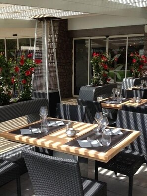 Outdoor dining - Hôtel Le Mas d'Estello (Tallard)