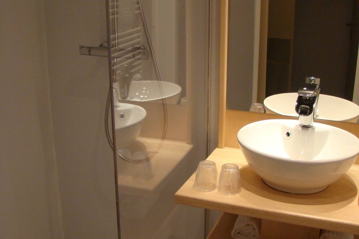 double room | bathroom | shower, free toiletries, hair dryer, towels