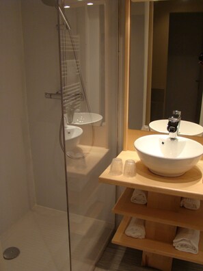 Dobbeltværelse | Badeværelse | Bruser, gratis toiletartikler, hårtørrer, håndklæder