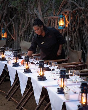 Outdoor dining - Rhulani Safari Lodge (Ramotshere Moiloa)