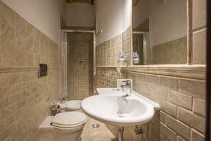Quarto triplo | Banheiro | Chuveiro, chuveiro com efeito de chuva, produtos de toalete grátis