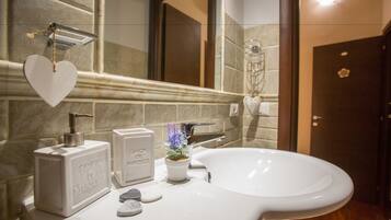 Triple Room | Bathroom | Shower, rainfall showerhead, free toiletries, hair dryer