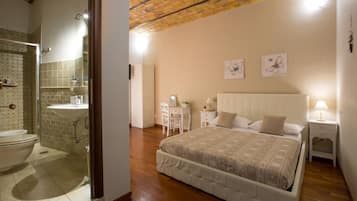 Habitación triple | Ropa de cama de alta calidad, caja fuerte, escritorio