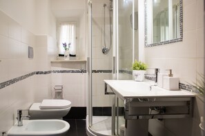 Double Room | Bathroom | Shower, rainfall showerhead, free toiletries, hair dryer - Residenza Sistina (Rome)