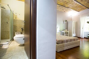 Quarto triplo | Roupas de cama premium, cofres nos quartos, escrivaninha