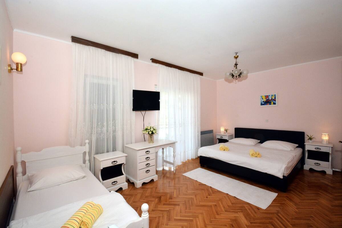 Classic Triple Room, Garden View | Desk, WiFi
