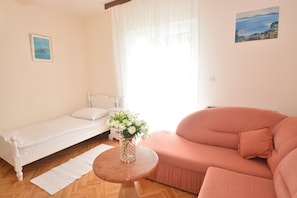 Habitación triple clásica, balcón, vistas al mar | Escritorio y wifi