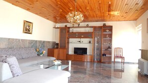 Family Apartment, 3 Bedrooms, Garden View | Desk, WiFi - Restaurant Pension Dioklecijan (Podstrana)