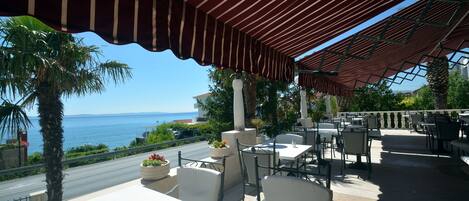 Daily buffet breakfast (EUR 7 per person)