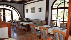 Petit déjeuner et dîner servis sur place, vue sur la mer