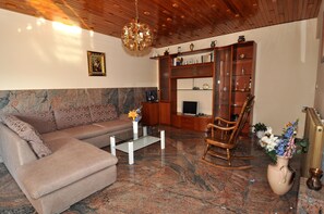 Familienapartment, 3 Schlafzimmer, Gartenblick | Wohnbereich | Fernseher