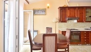 Habitación familiar, balcón, vistas al mar | Servicio de comidas en la habitación