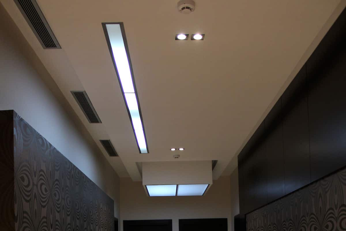 Standard Twin Room | Minibar, in-room safe, desk, laptop workspace