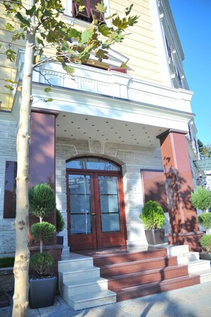 Property entrance - MonarC Hotel (Tirana)