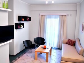 Departamento, cocina | Sala de estar | Televisión de pantalla plana de 32 pulgadas con canales por cable 