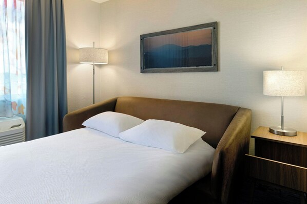 Allergiatestatut vuodevaatteet, tallelokero huoneessa, työpöytä