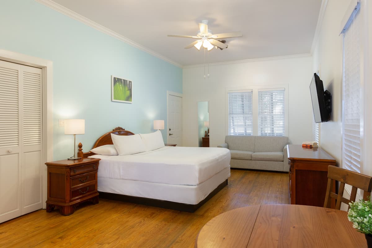 Cabana Jr. Suite | In-room safe, individually decorated, individually furnished