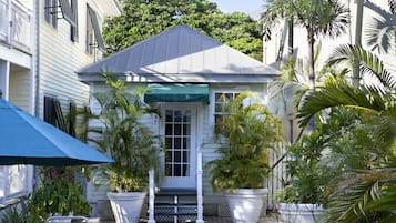 Cabana Cottage | ๊ฐ์ค ๋ด ๊ธ๊ณ , ๊ฐ๊ฐ ๋ค๋ฅธ ์คํ์ผ์ ์ธํ
๋ฆฌ์ด, ๊ฐ๊ฐ ๋ค๋ฅด๊ฒ ๊ฐ๊ตฌ ๋น์น, ๋ค๋ฆฌ๋ฏธ/๋ค๋ฆฌ๋ฏธํ