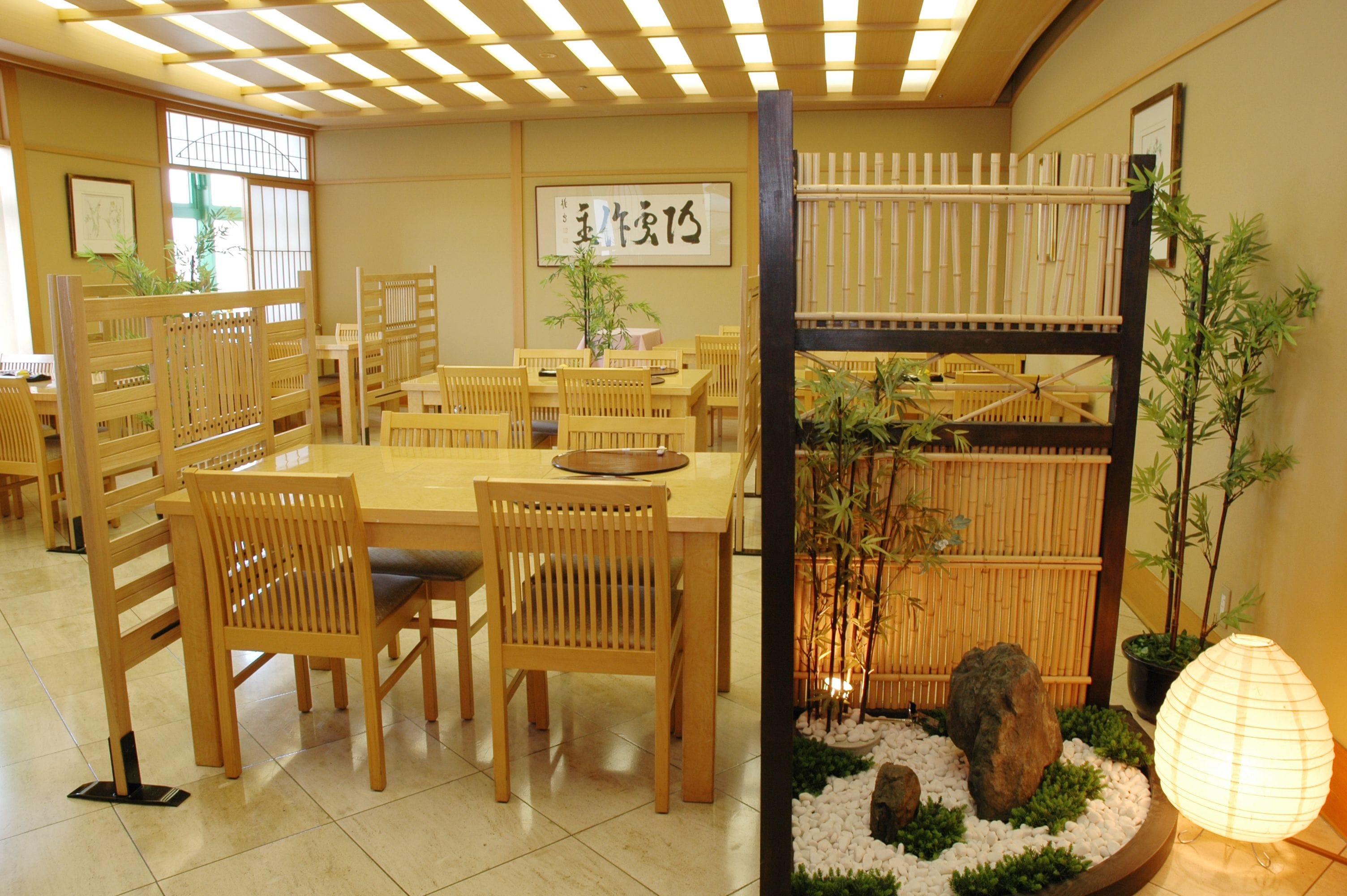 3 restaurants; breakfast, lunch and dinner served 