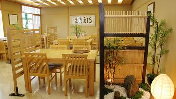 3 restaurants; breakfast, lunch and dinner served