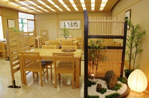 3 restaurants; breakfast, lunch and dinner served 