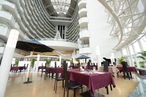 3 restaurants, breakfast, lunch, dinner served; Japanese cuisine - Hotel Kyocera (Kirishima)