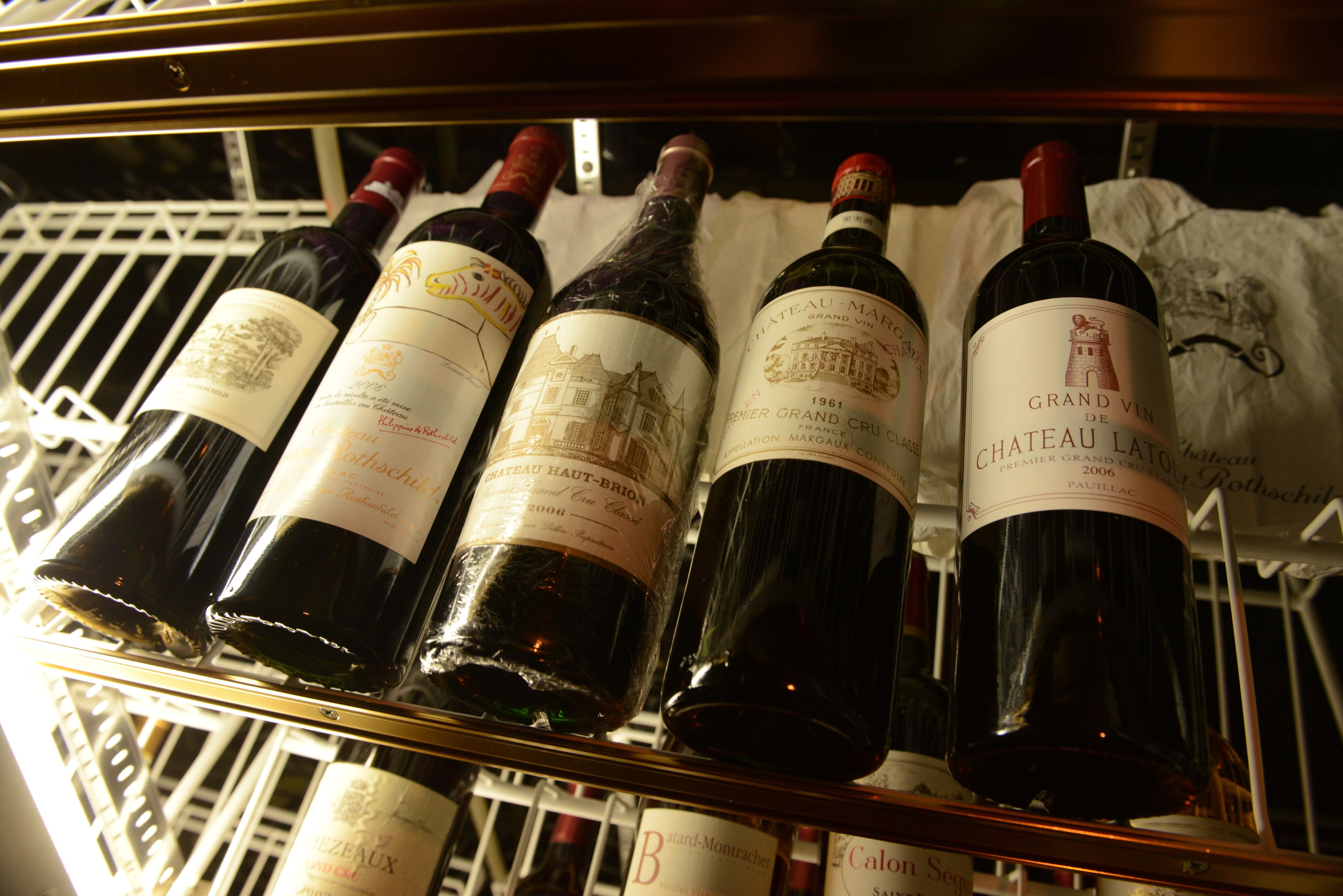 Un refrigerador de vinos repleto de diferentes botellas.